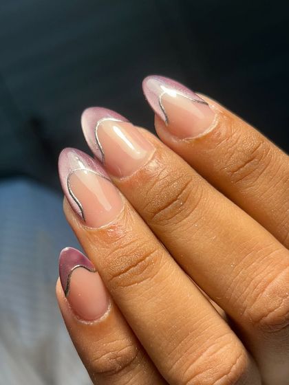 A close-up of this stunning chrome and cat-eye combination. The silver line art perfectly frames the magnetic polish, creating a clean and futuristic look.