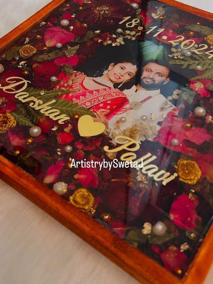 The heart accent adds a final touch of love to this custom varmala frame. It’s the small, personalized details that transform a piece of art into a personal treasure.