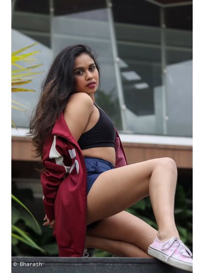 An athletic, sporty look for an outdoor lifestyle shoot. The modern architecture in the background complements the contemporary style.