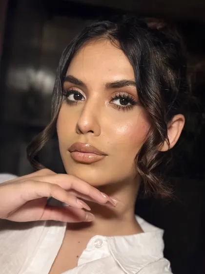 This is the beautiful soft glam look I taught in a recent 1:1 self-makeup class. These private sessions are perfect if you want personalized guidance tailored to your face shape, skin type, and makeup goals.