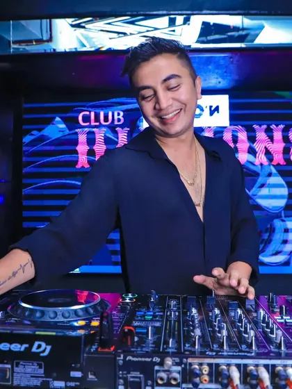 A smile is the best response. I bring positive vibes and a happy attitude to every single event.