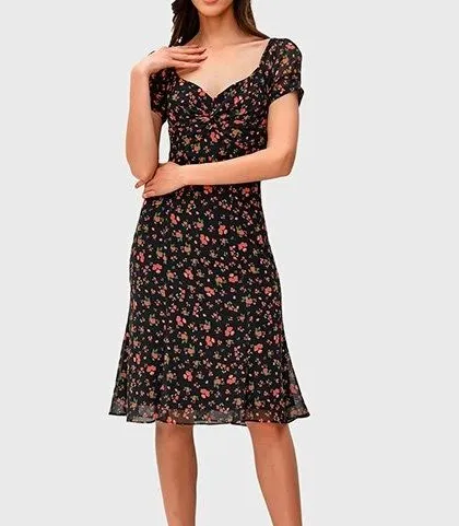 This black floral midi dress is a perfect example of a versatile piece. The sweetheart neckline and puff sleeves add a romantic touch, making it suitable for both day and evening wear.
