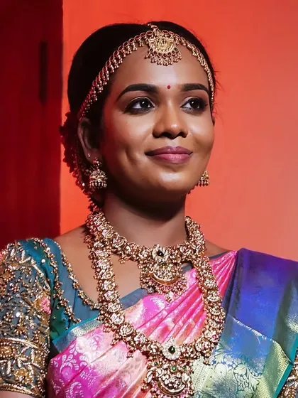 A close-up of this bride's muhurtham glow. Her skin looks luminous and healthy, and the makeup enhances her natural dimples and smile.