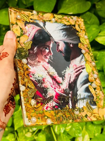 A final look at this rectangular wedding photo frame. The combination of the romantic photo and the preserved varmala flowers creates a truly sentimental piece of art.