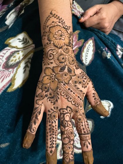 The full two-hand view of this lovely sider design.