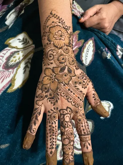 The full two-hand view of this lovely sider design.
