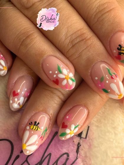 Sun-kissed tips and summer vibes. This cute design features hand-painted bees, daisies, and hearts for a playful and cheerful look.