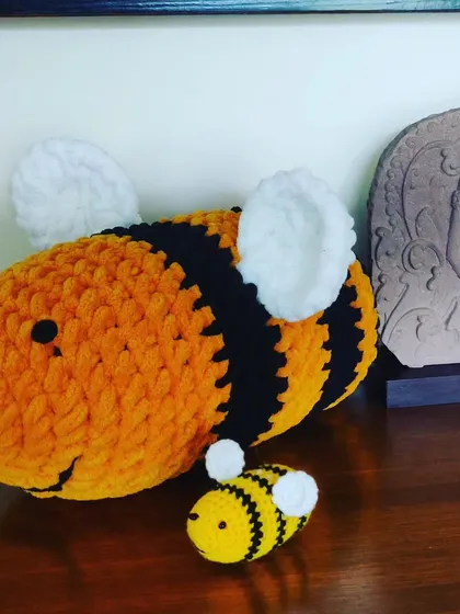 Mama bee and baby bee. This adorable amigurumi set is perfect for a nursery shelf or as a sweet gift for a new mom and her little one.