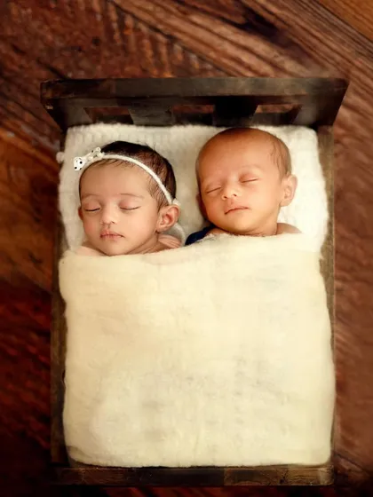Photographing twins is a special joy. I have experience in safely posing two babies together to highlight their unique and incredible bond from the very first day.