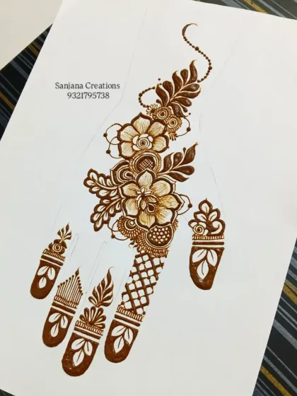 A closer look at the floral practice design. Notice the combination of bold lines, delicate shading, and patterned finger bands. My course covers all these techniques in detail.