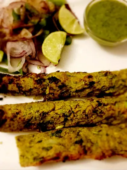 These are my oil-free Ponk Seekh Kebabs, a unique winter delicacy. Made from tender roasted green sorghum, they are a healthy and flavourful snack served with fresh salad and mint chutney.