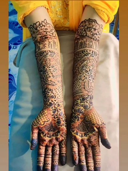 This design shows the rich, dark stain of mature henna, and I share all my secrets for achieving this result.
