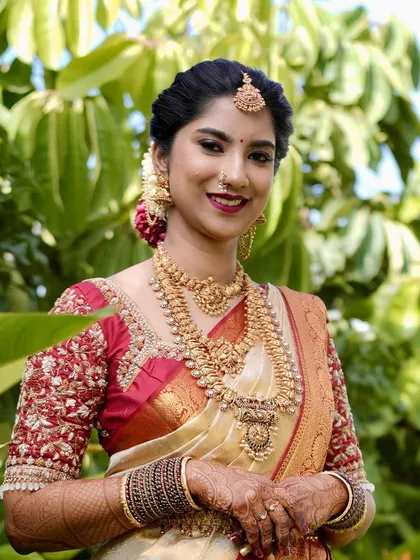 A classic South Indian Muhurtham look for Priyanka. The focus was on creating a luminous base that complemented the richness of her Kanjeevaram saree and temple jewelry.