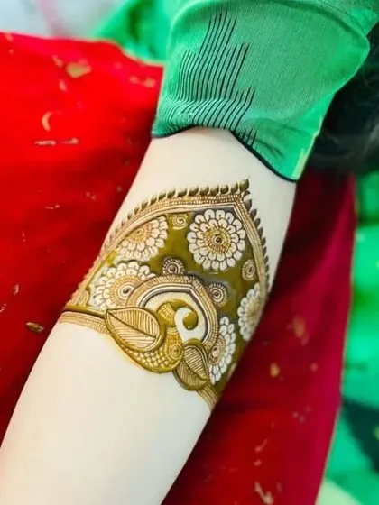 Another view of a modern arm band design. The fresh henna paste shows the neatness of my work, which guarantees a beautiful and even stain.