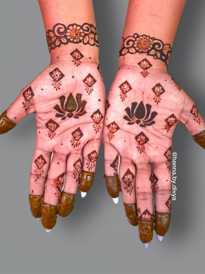 Elegant Back Hand & Minimalist Art photo 4