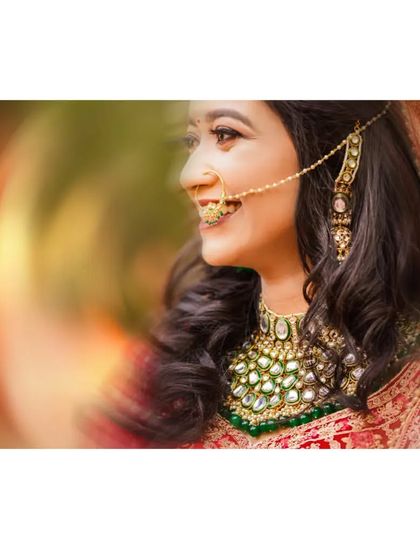 A dreamy, artistic bridal portrait with a creative swirl effect. This technique draws all the focus to her happy expression and beautiful jewelry, making the moment feel truly magical.