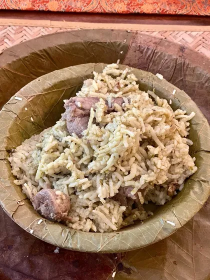 My Bannur Mutton Palav served in a traditional 'donne,' or leaf bowl. This rustic presentation is how palav is often enjoyed, enhancing the earthy flavours of the dish.
