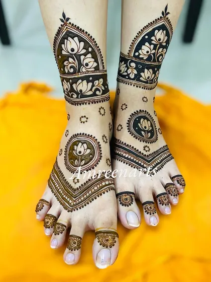 Your feet deserve just as much love. This is an example of my symmetrical foot mehandi, featuring delicate lotus designs that are both elegant and traditional, perfect for a bride.