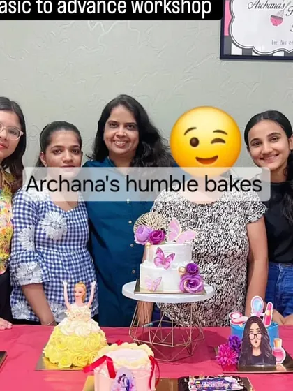 A group of happy students with me after a successful Basic to Advance cake workshop. Everyone gets to take their own masterpiece home.