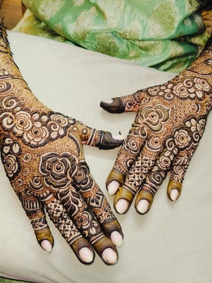 The final look for this bride, with her hands held up to show the stunning, dark henna stain.