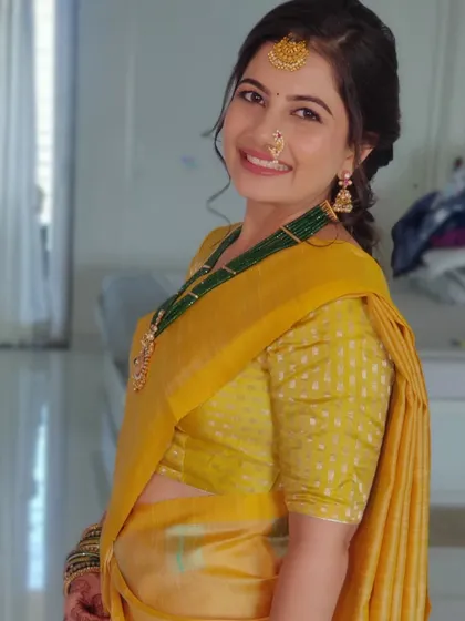 Nidhi looking every bit the part of a beautiful Maharashtrian bride. The minimal makeup lets the traditional jewelry and bright saree shine.