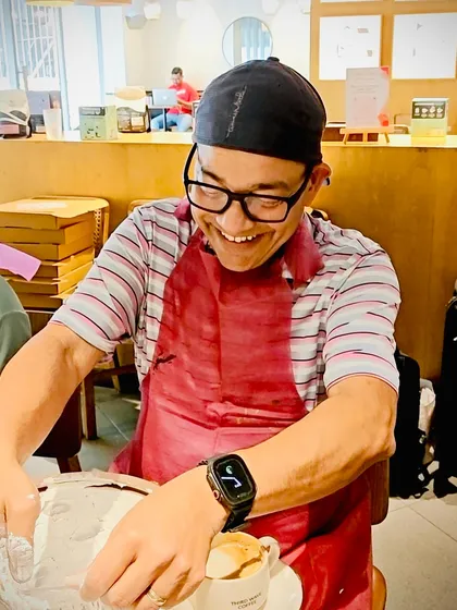 Even the president of the company joined in the fun, getting his hands covered in texture paste and enjoying every moment.