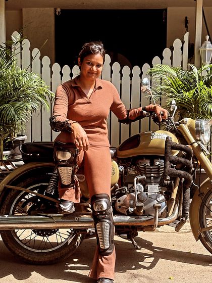 This rider exudes style and confidence. Our training helps you find your own identity as a biker, blending personality with skill.