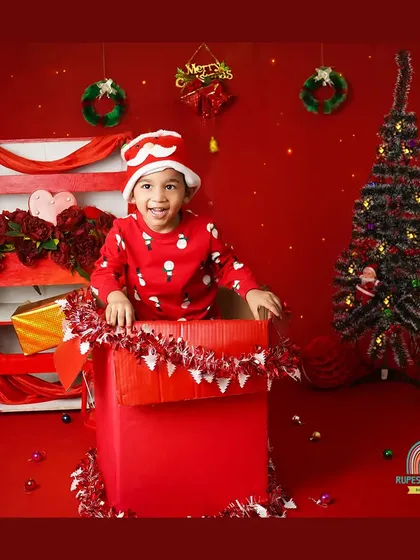 A big smile from inside a giant gift box. Our Christmas setups are designed to be interactive and fun for kids.