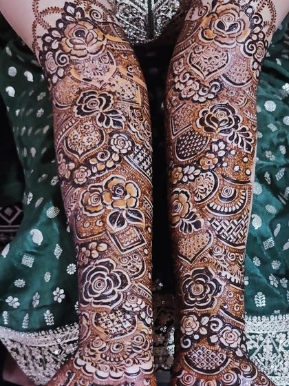 For bride Daniya, I included her groom's name, 'Shabaz', in a beautiful cloud-like motif on her palm.