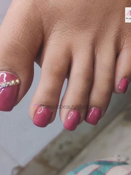 Even your toes deserve some bling! Here’s a simple and elegant toe nail art design with a diagonal line of rhinestones.