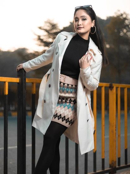 The model without sunglasses, showing the clean eye makeup and natural lip color more clearly.