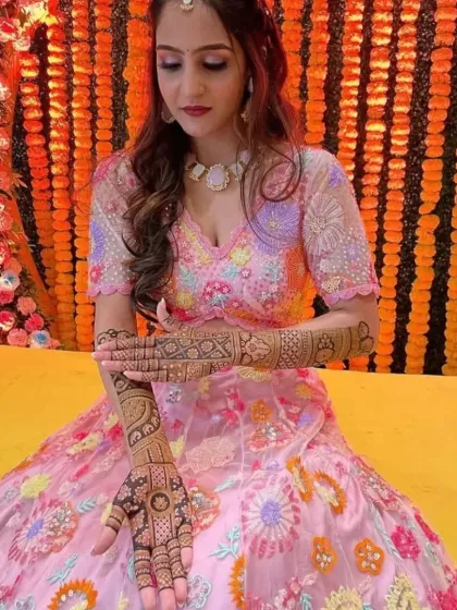 A full view of the bride's elegant mehandi, complementing her beautiful outfit.