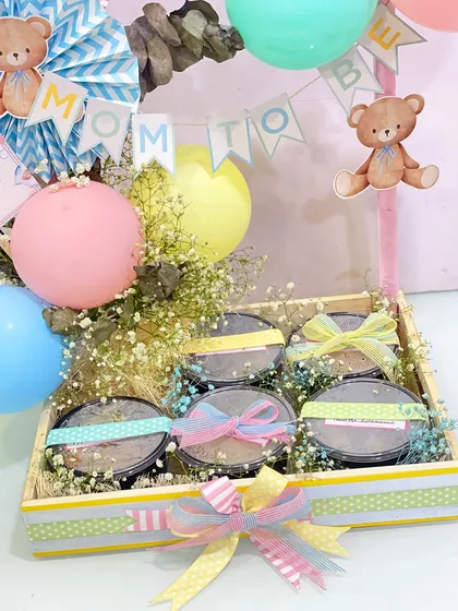 A closer look at the gourmet food hamper for a mom-to-be. Each dish from Yauatcha is carefully packed and presented with beautiful ribbons and decorations.