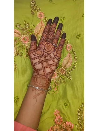 This design combines a classic jaal pattern with bold floral motifs at the wrist and fingertips for a balanced look.