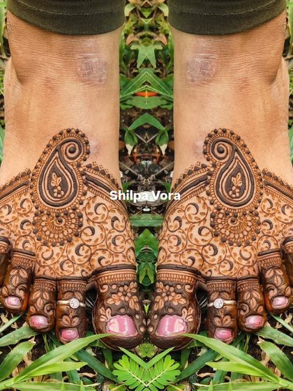 A lovely paisley-centric design for the feet, surrounded by delicate swirls and floral patterns. A great choice for guests or the bride.