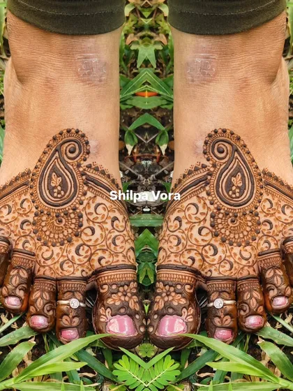 A lovely paisley-centric design for the feet, surrounded by delicate swirls and floral patterns. A great choice for guests or the bride.
