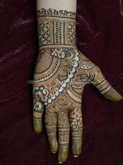 A detailed sider mehendi design. While not as heavy as a full bridal, it still features intricate patterns and a beautiful flow, perfect for a bridesmaid or close family.