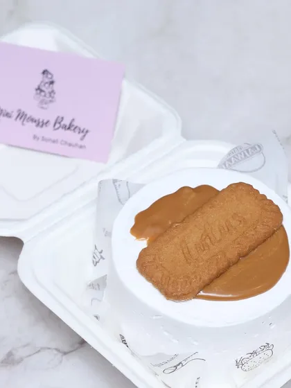 For all the Biscoff lovers, I present the Lotus Biscoff bento cake. It's a small cake topped with a generous layer of Biscoff spread and a whole biscuit.