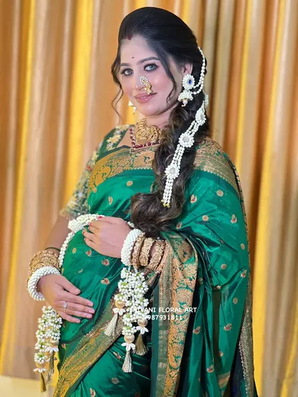 For a Maharashtrian dohale jevan, there is nothing more elegant than a classic all-white floral set. I handcrafted this jewellery, including the delicate kamarbandh and hand kalire, from fresh Tagar buds and pearls to beautifully complement the mom-to-be's traditional green saree.