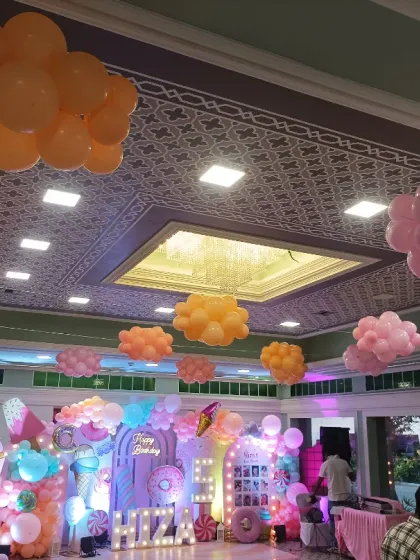 Creating a dreamy atmosphere with balloon clouds hanging from the ceiling. This detail adds to the immersive feel of a Candyland themed party hall.