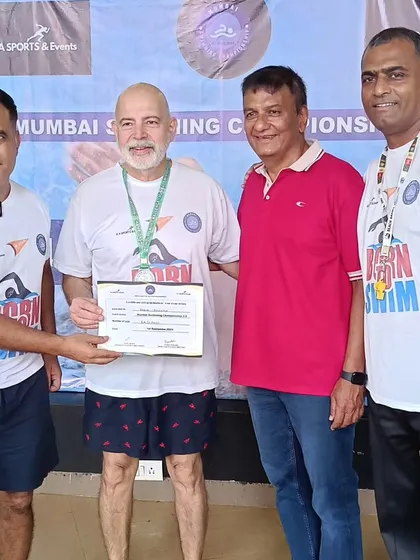Presenting an award to a dedicated swimmer. Recognizing hard work is a crucial part of the process. Every competition is an opportunity to prove that consistent training yields results.