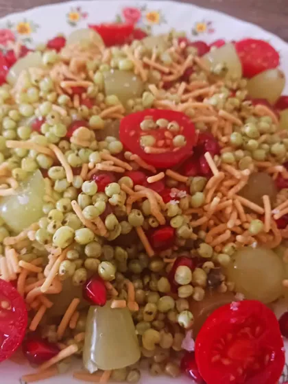 A colourful and refreshing Ponk Bhel. I mix the fresh green sorghum with crunchy sev, juicy grapes, cherry tomatoes, and a hint of lemon for a delightful breakfast or snack.