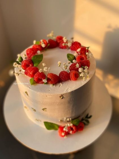 Elegant Floral & Minimalist Cakes photo 34
