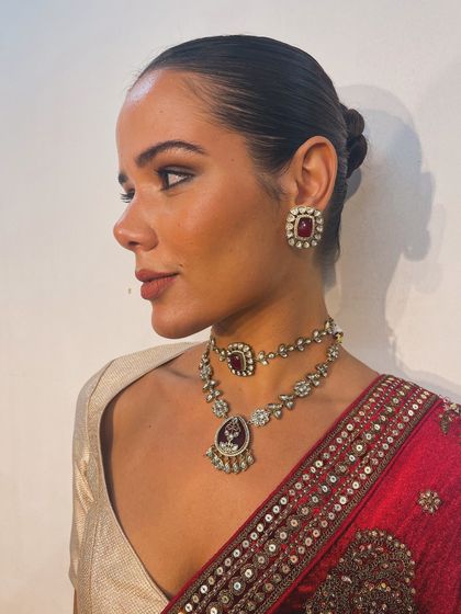 A classic red saree styled for a sophisticated bridal look. I paired it with a layered polki necklace set and matching earrings, finished with a clean, pulled-back hairstyle to highlight the jewellery.