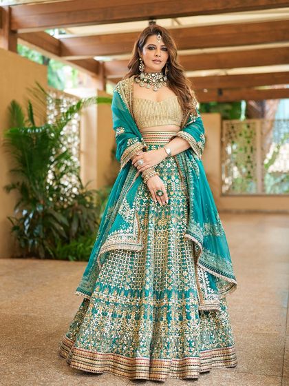 A dreamy festive glam look. I used soft shimmer, defined eyes, and a radiant base to create a look that works for everything from sangeet nights to festive dinners.