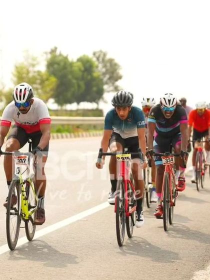 The masters peloton, a long line of experienced riders.