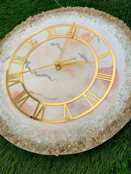 This resin clock features a delicate pink and white marble design with a sparkling crystal border, perfect for a soft, feminine aesthetic.