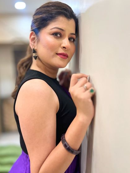 A close-up portrait of Savaniee from the premiere night. The makeup features a soft smoky eye and a bold berry lip, creating a striking and modern look.