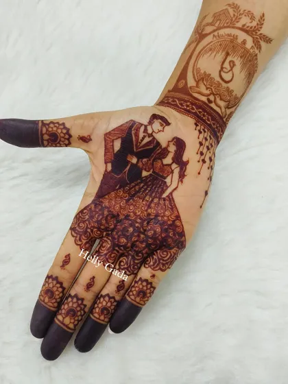 Here is a closer look at the dancing couple portrait. I focus on the details of the clothing and the romantic posture to bring the story to life on the palm.