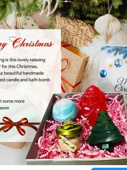 Get into the holiday spirit with our premium Christmas gift hamper. This festive box includes a Christmas tree soap, a shell-shaped soap, a bath bomb, and a scented candle, making it a wonderful and relaxing alternative to the usual holiday gifts.